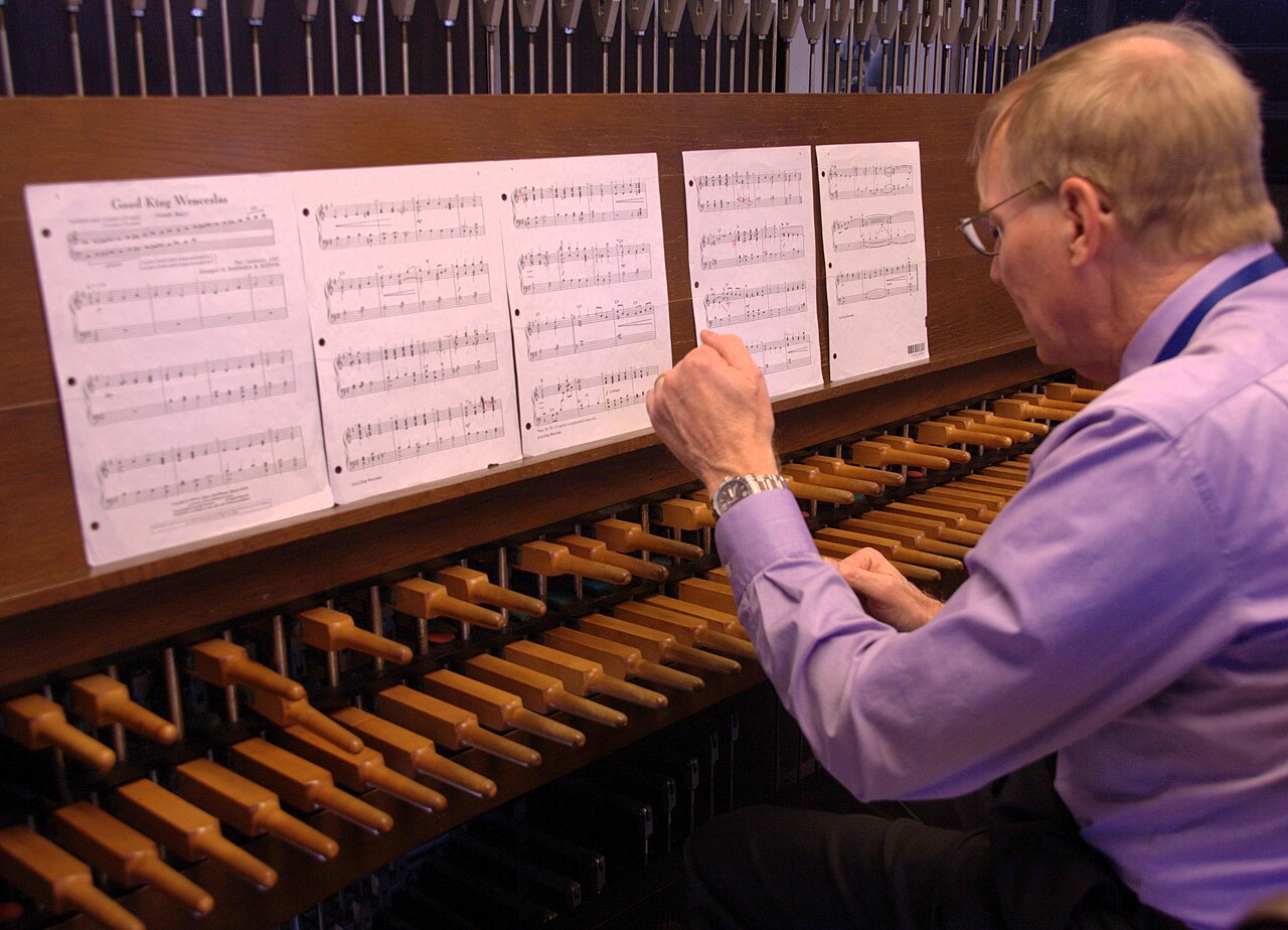 Un carillonneur jouant au clavier à bâtons